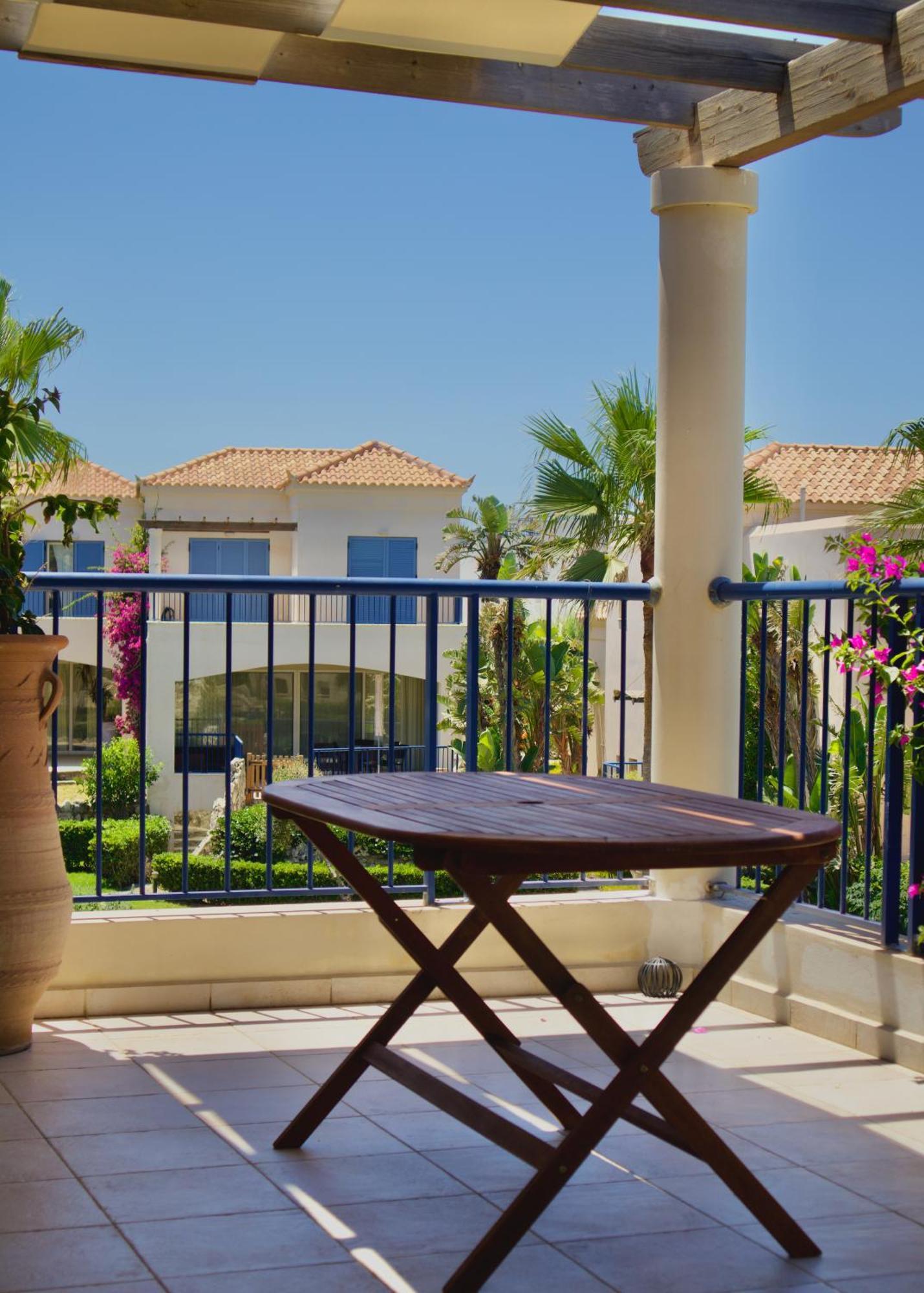 Resitour - Aphrodite Beachfront Pirgos Psilonerou 部屋 写真