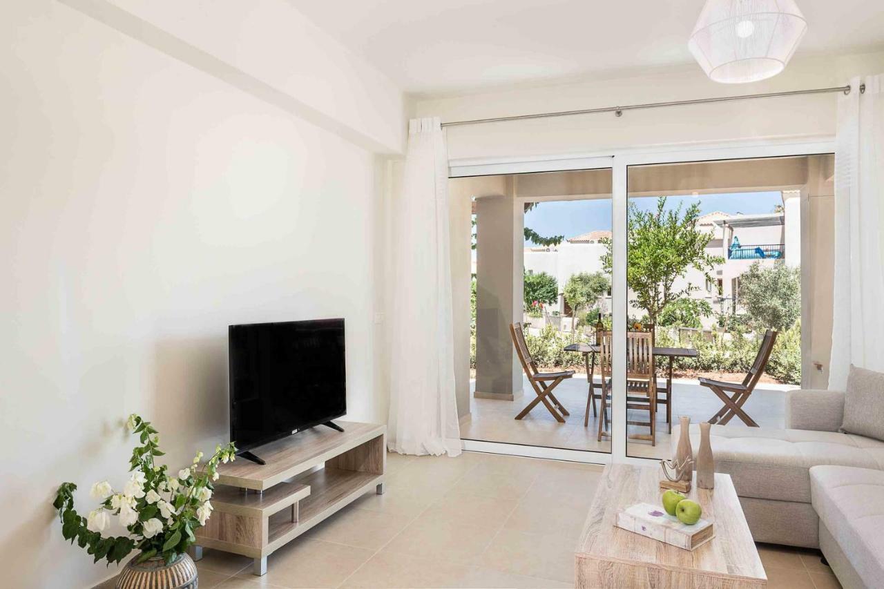 Resitour - Aphrodite Beachfront Pirgos Psilonerou エクステリア 写真