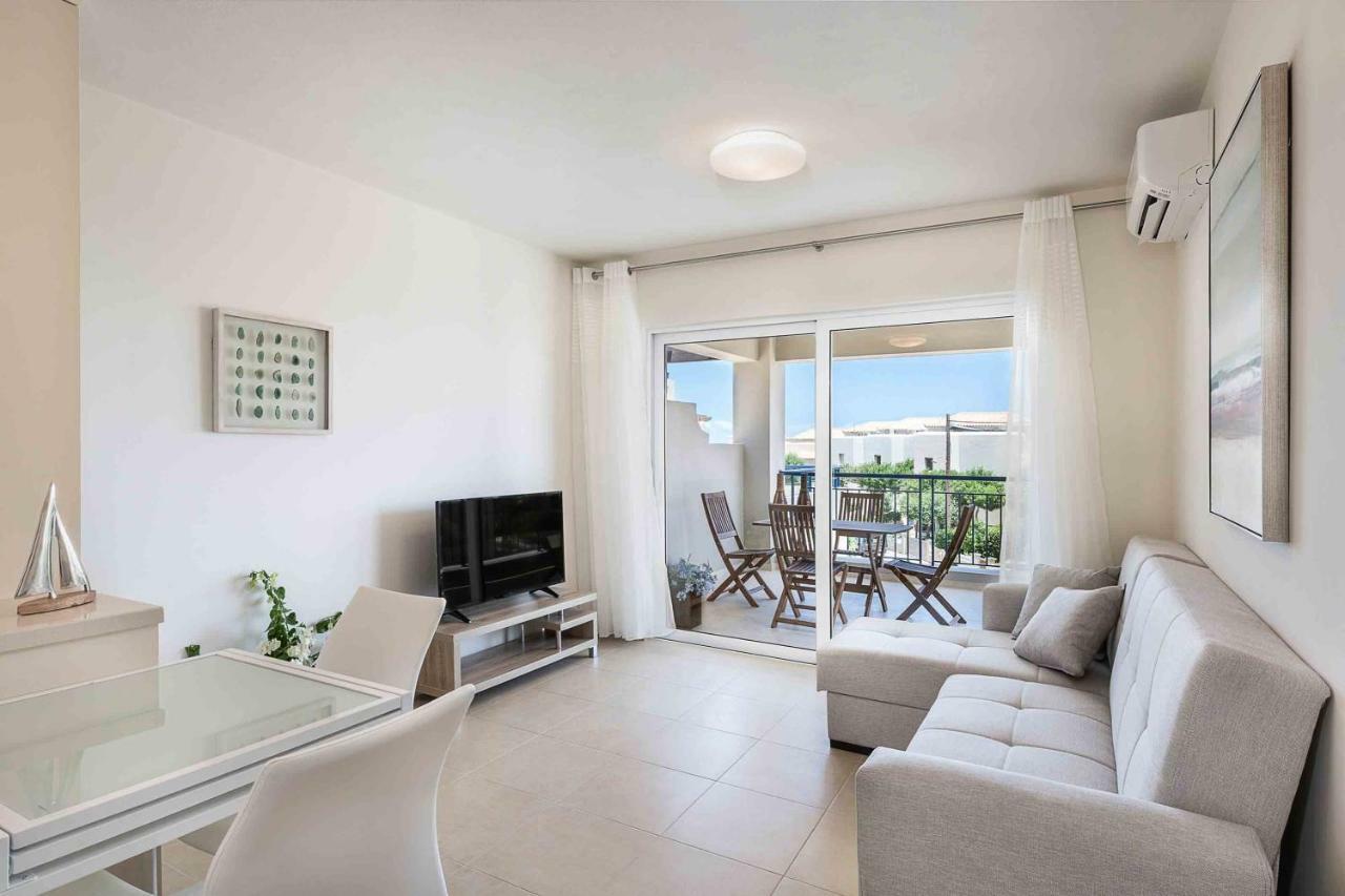 Resitour - Aphrodite Beachfront Pirgos Psilonerou 部屋 写真