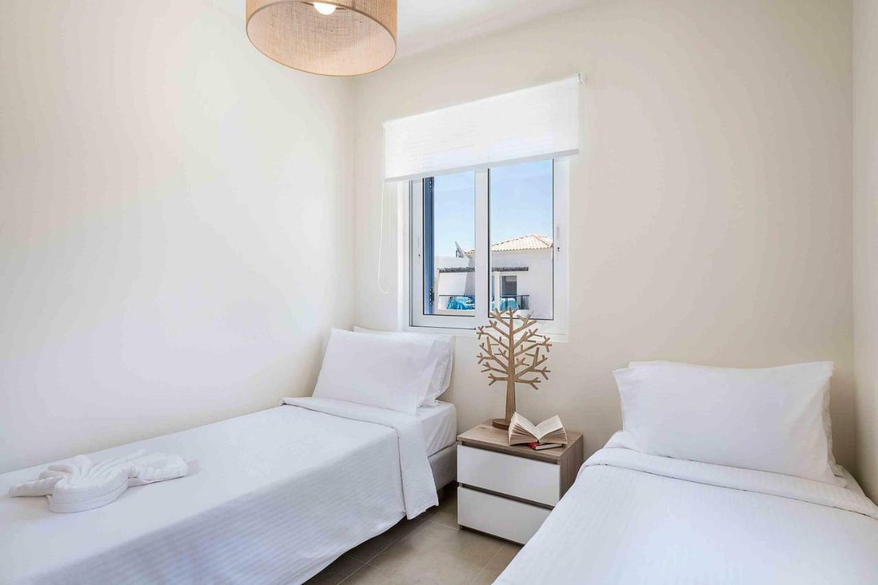 Resitour - Aphrodite Beachfront Pirgos Psilonerou エクステリア 写真